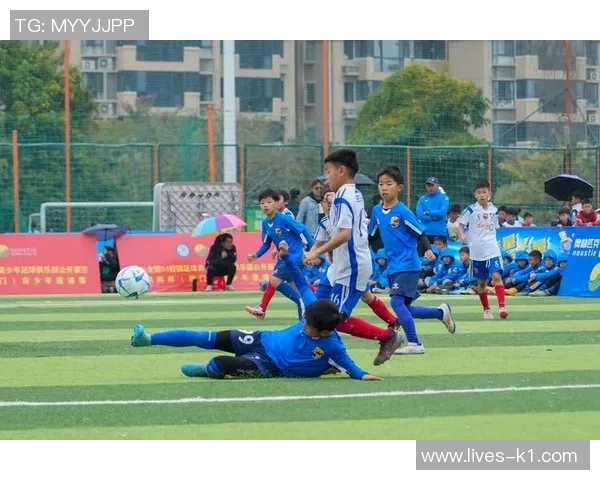 浦东小学足球活动蓬勃发展助力青少年健康成长与团队精神培养