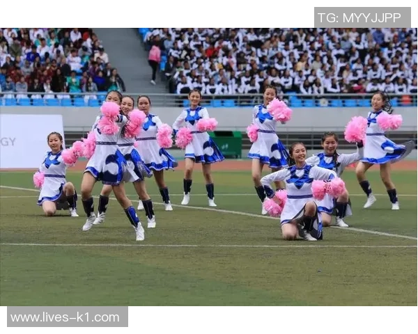 足球宝贝与队员的激情碰撞展现青春活力与团队精神的完美结合