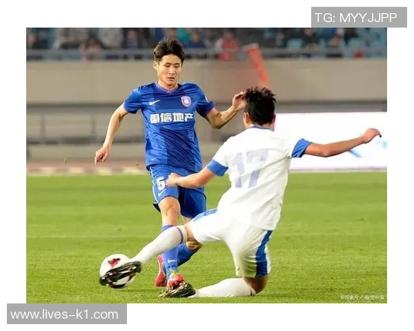 银河足球队后卫的传奇故事与赛场背后的艰辛历程